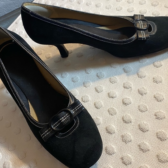 NATURALIZER Black Suede Kitten Heel Pump with Bow Detail and Contrast Theading - Picture 13 of 16